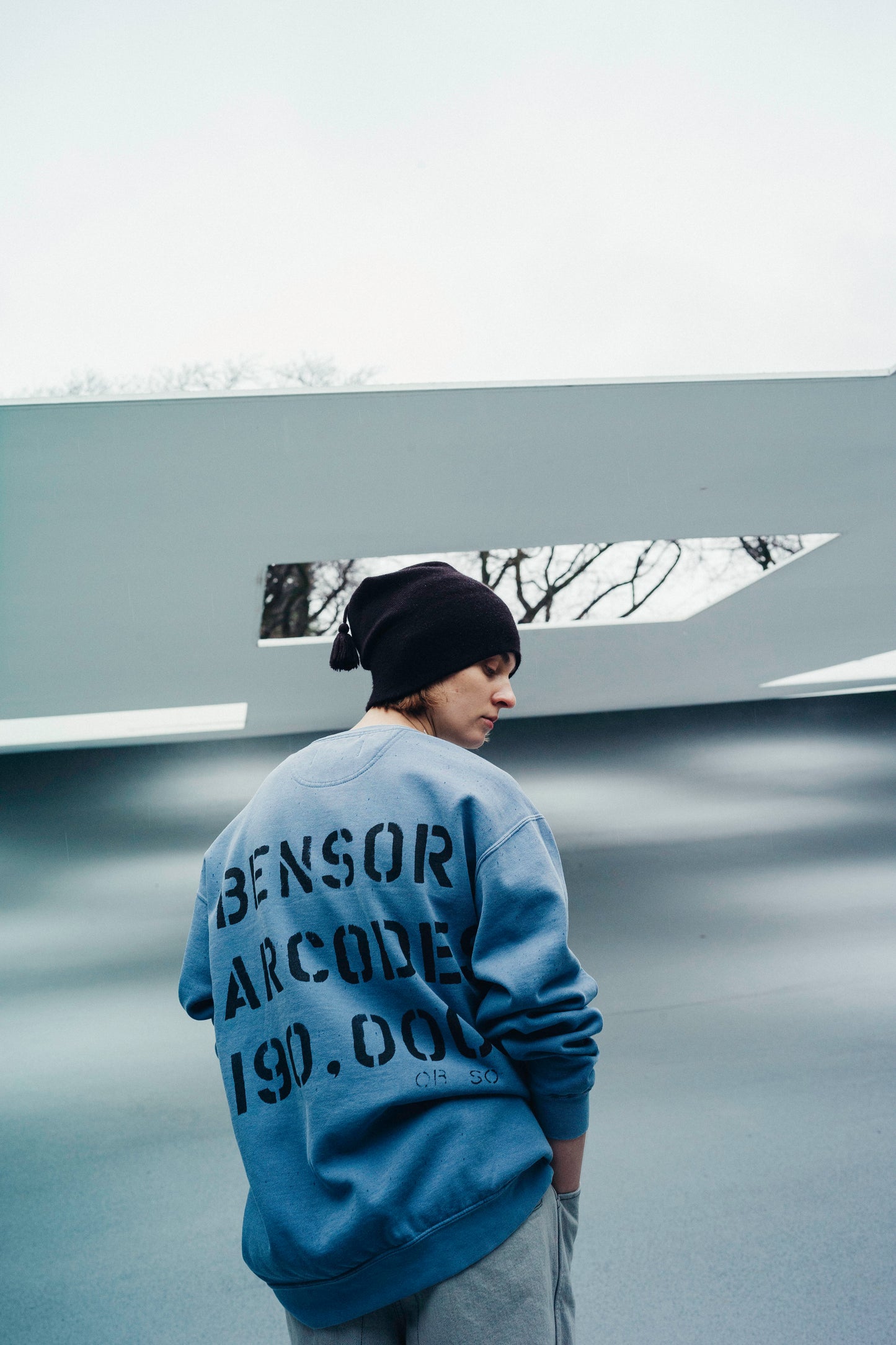 ESSAY PIGMENT SWEATER - LIGHT BLUE
