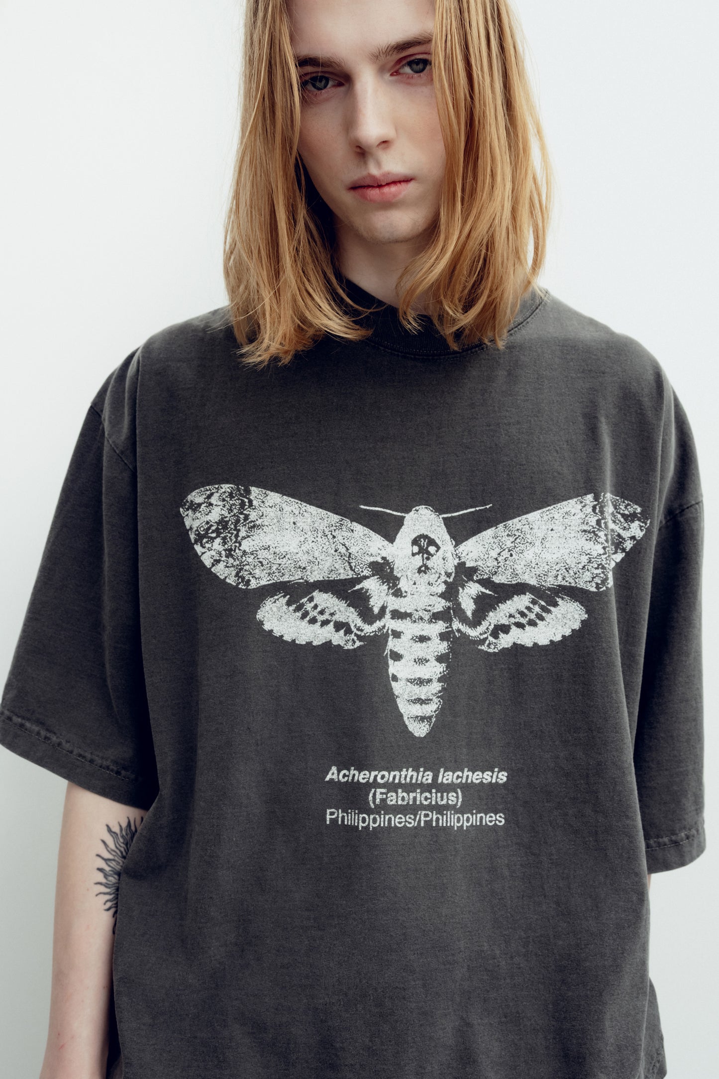 ESSAY PIGMENT DROPSHOULDER T-SHIRT - MOTH