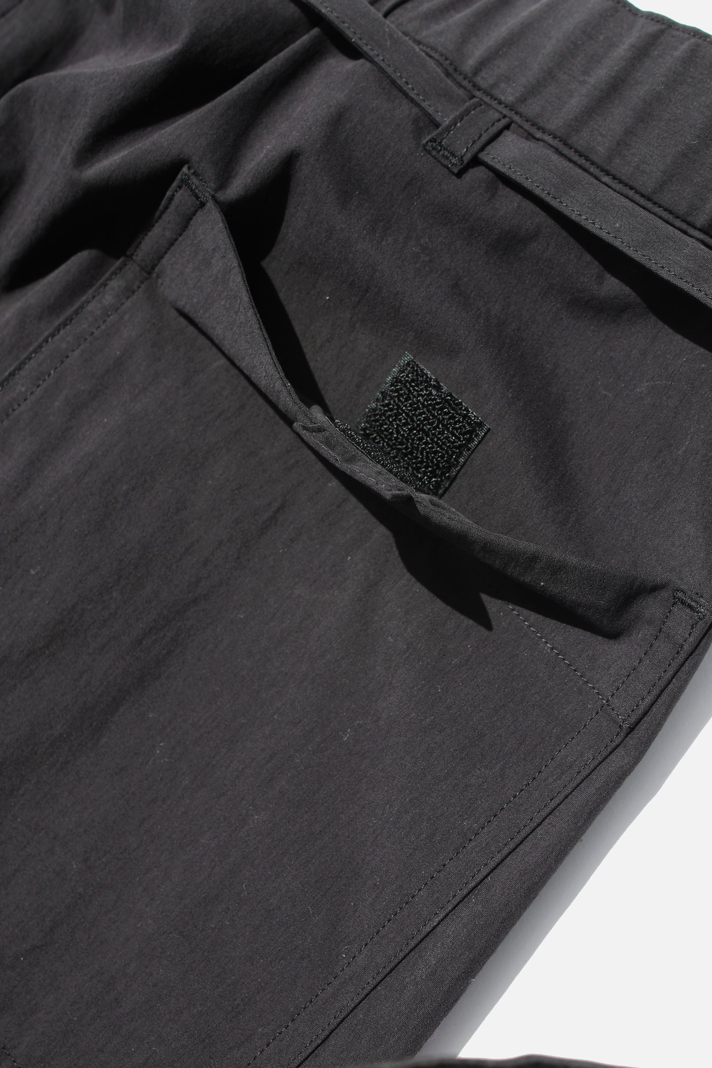 ESSAY 3TUCKED CROP SHORTS - BLACK