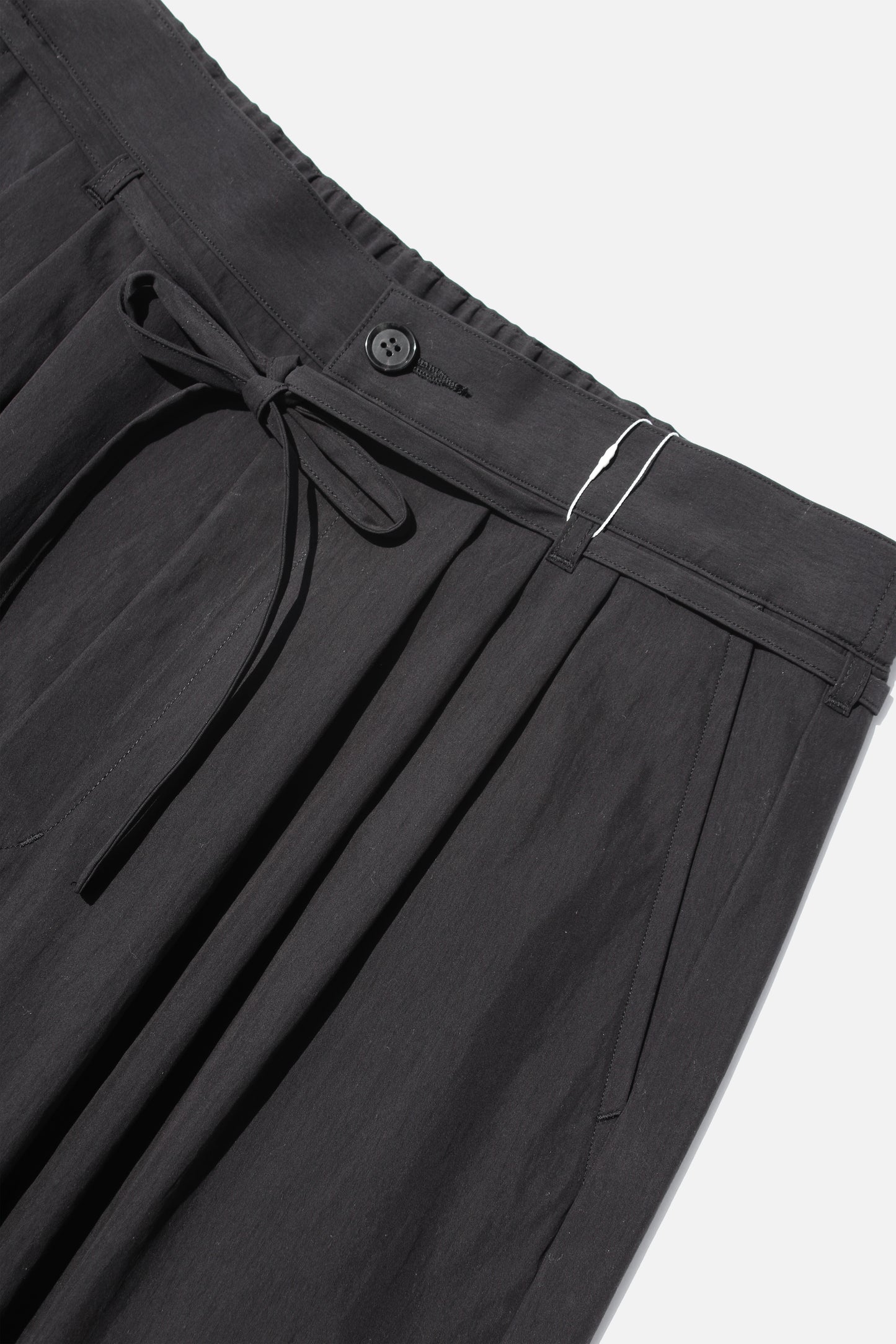 ESSAY 3TUCKED CROP SHORTS - BLACK