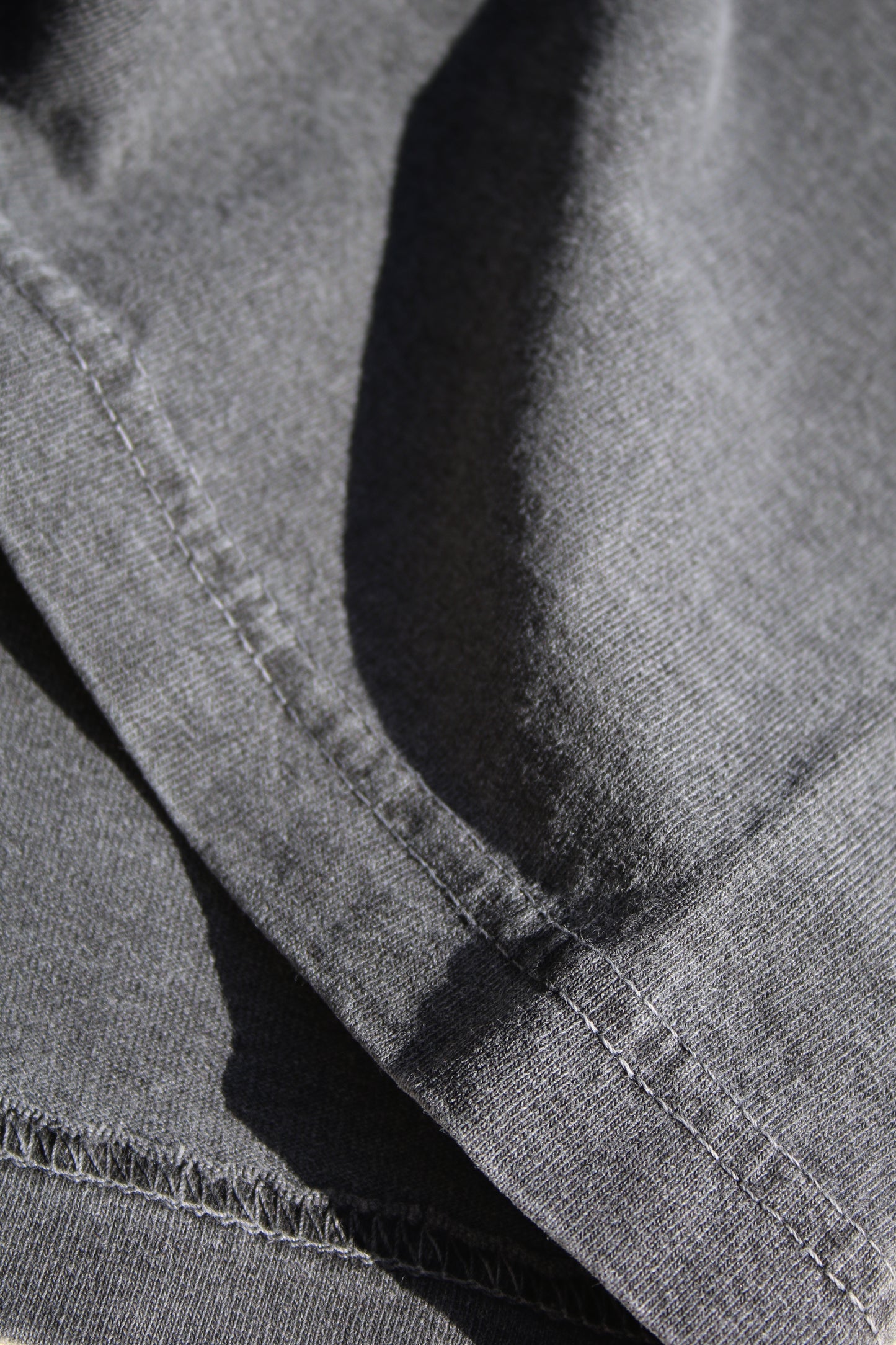 ESSAY PIGMENT DROPSHOULDER T-SHIRT - CHARCOAL