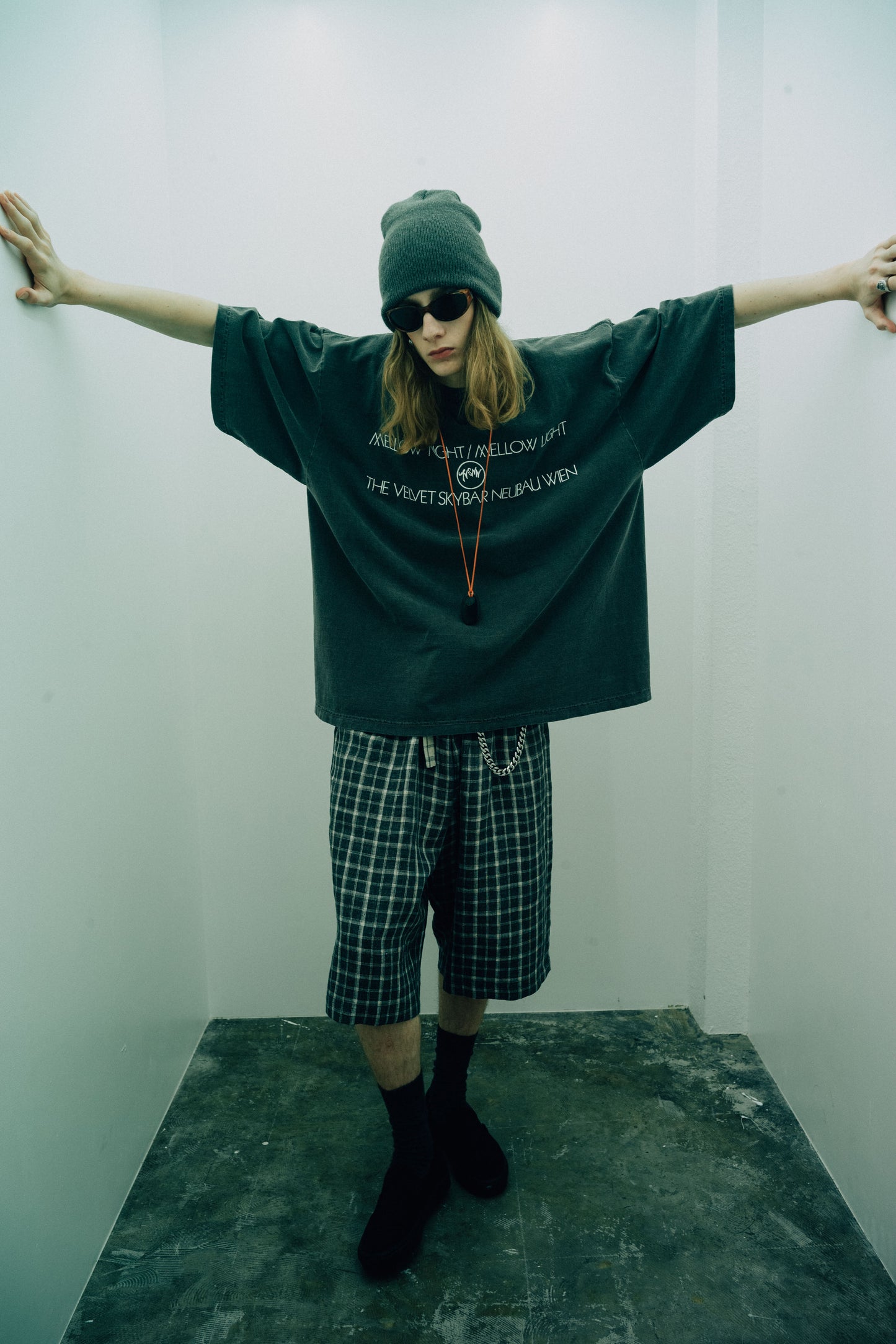 ESSAY PIGMENT DROPSHOULDER T-SHIRT - CHARCOAL