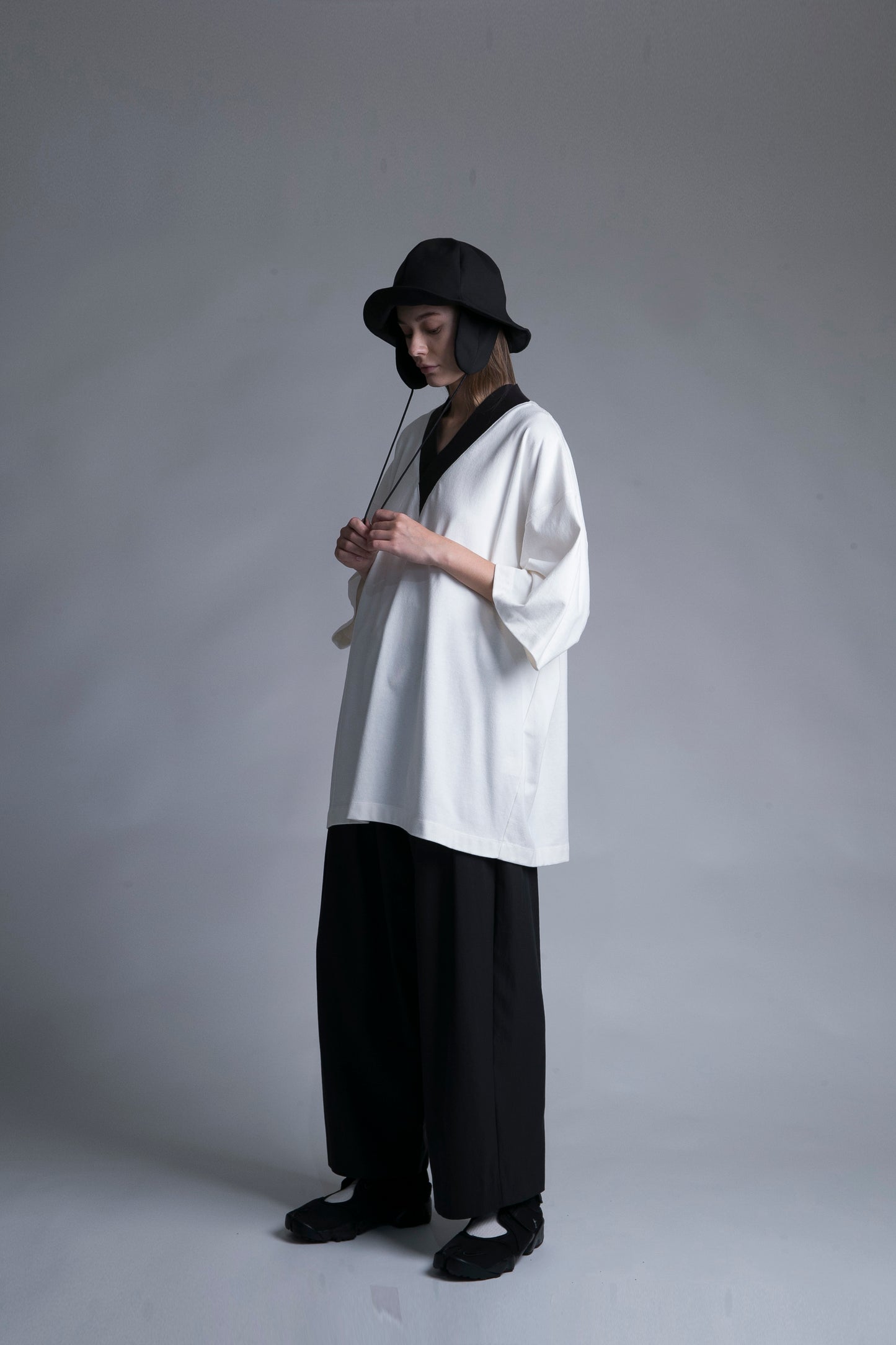 MY BEAUTIFUL LANDLET TIGHT-STITCHED KNITTED FABRIC V-NECK TEE