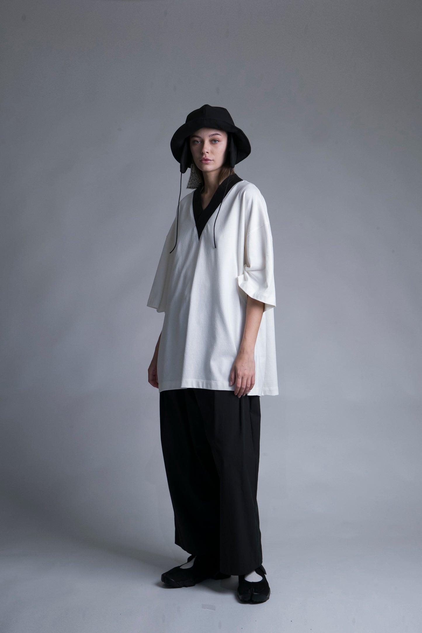 MY BEAUTIFUL LANDLET TIGHT-STITCHED KNITTED FABRIC V-NECK TEE