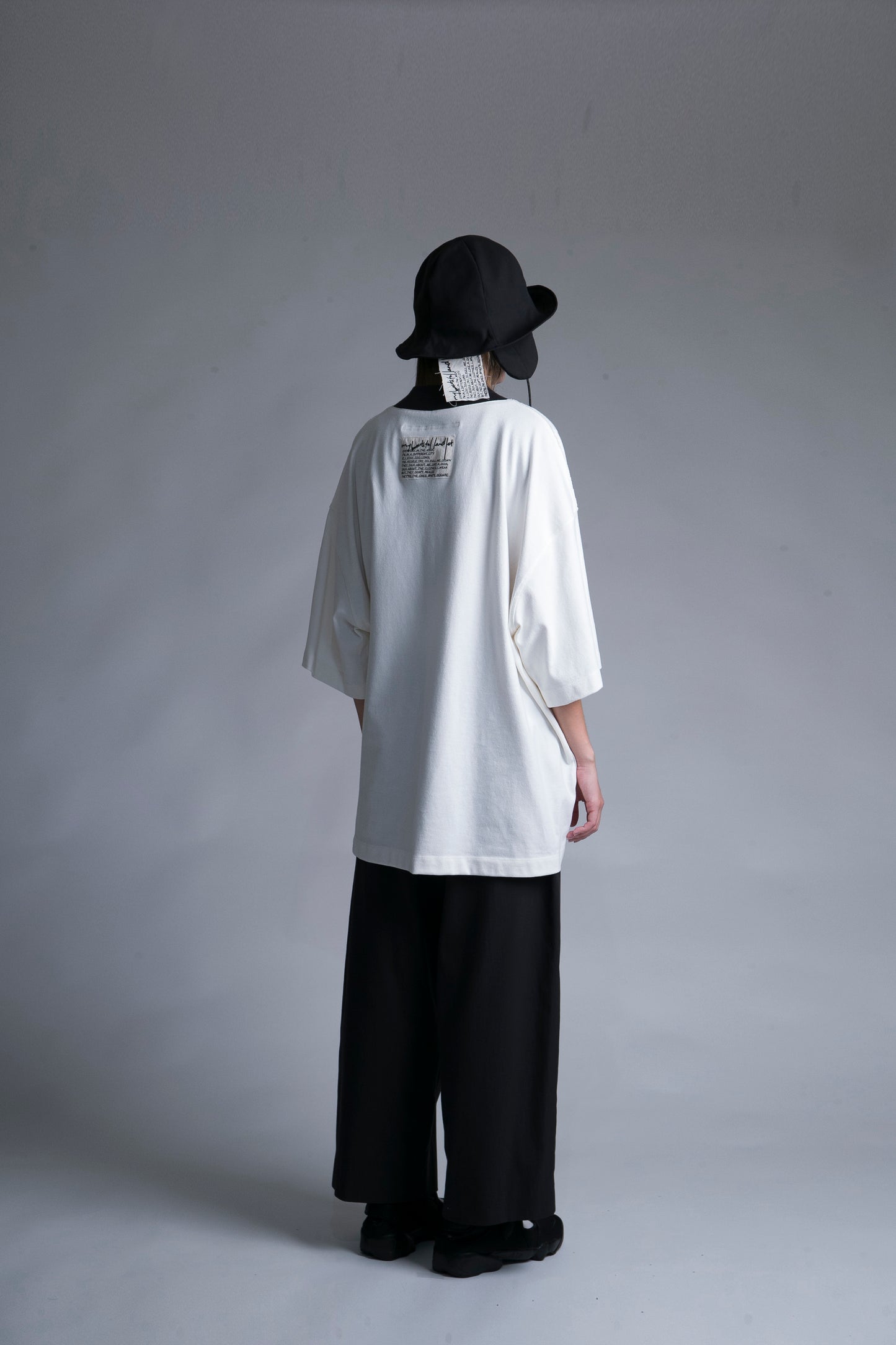 MY BEAUTIFUL LANDLET TIGHT-STITCHED KNITTED FABRIC V-NECK TEE