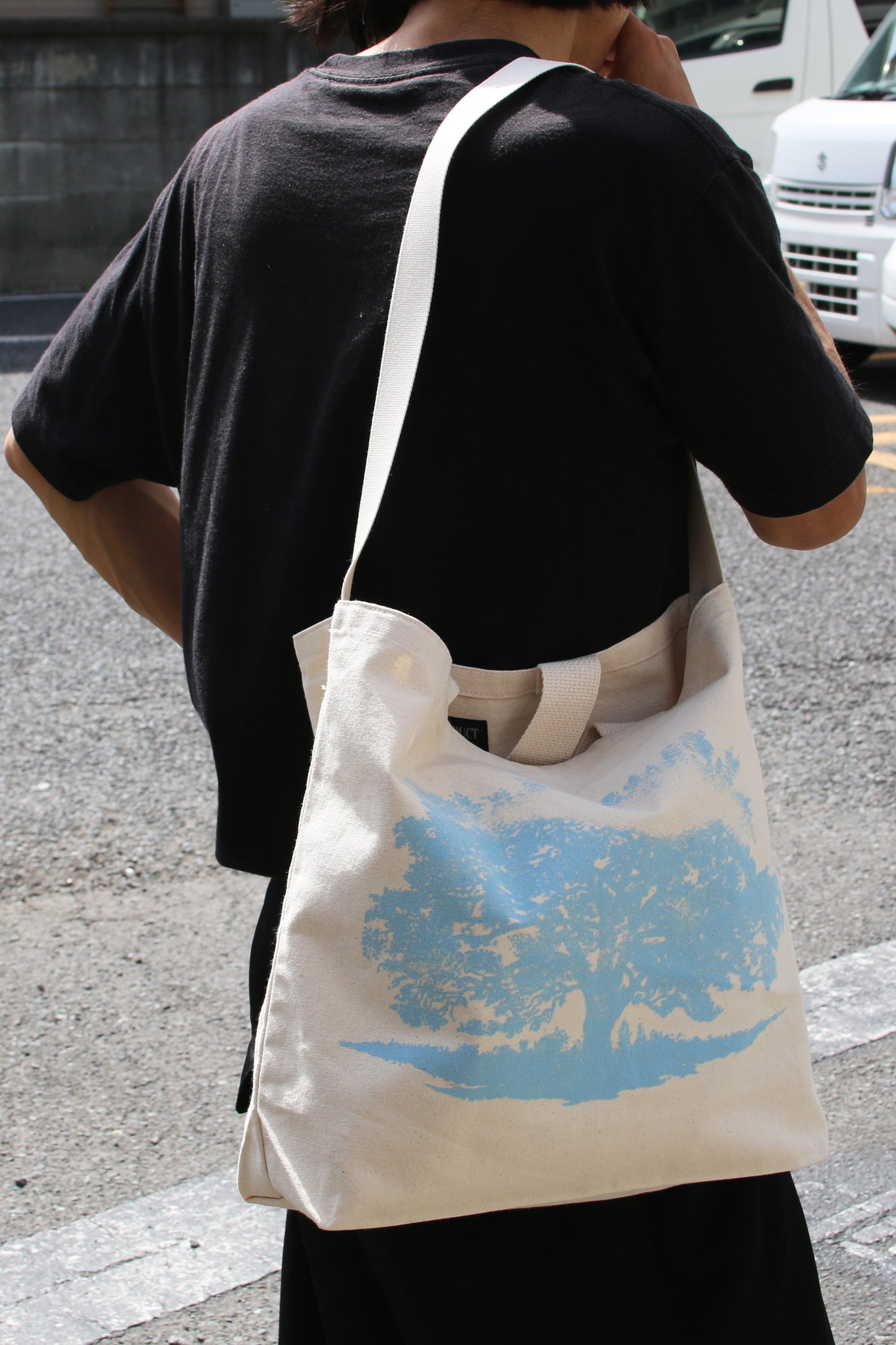 ESSAY SHOULDER TOTE BAG