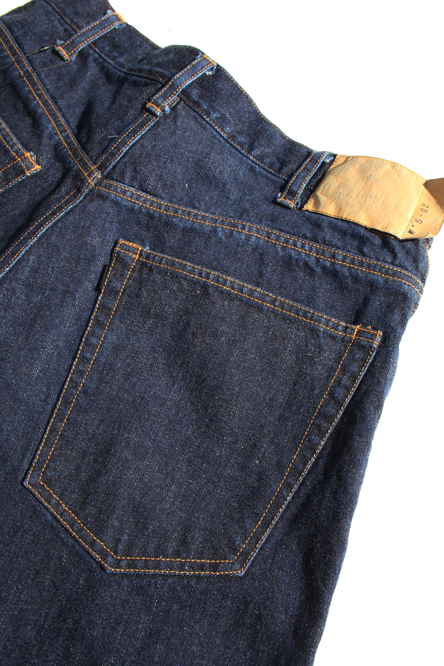 ESSAY BAGGY TUCKED JEANS - INDIGO