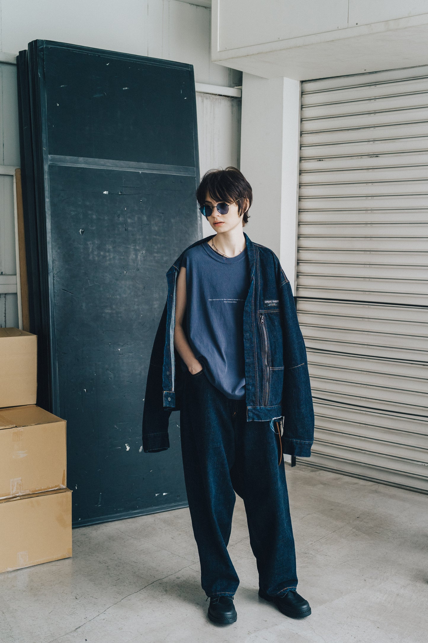 ESSAY BAGGY TUCKED JEANS - INDIGO