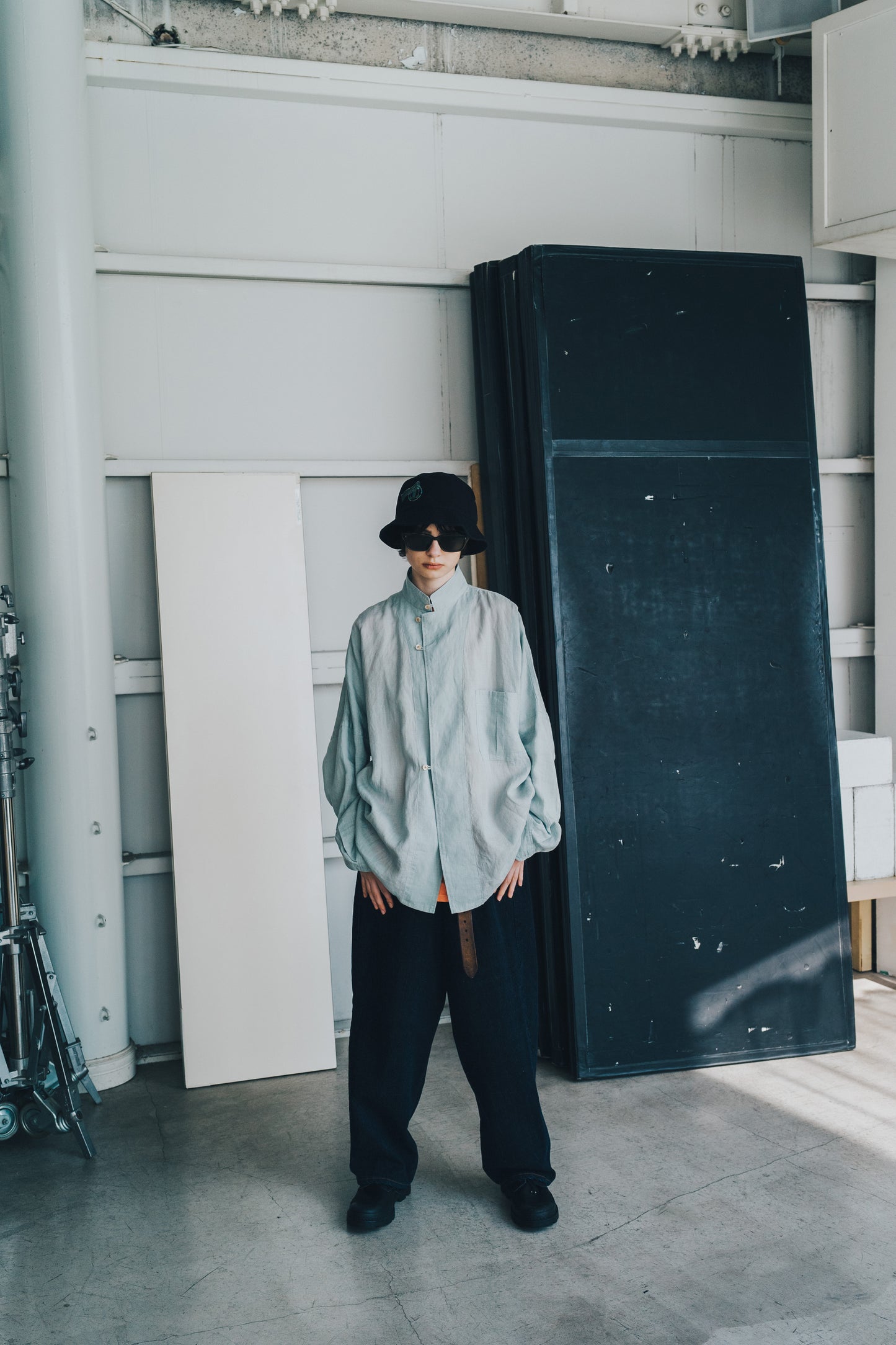 ESSAY BAGGY TUCKED JEANS - INDIGO