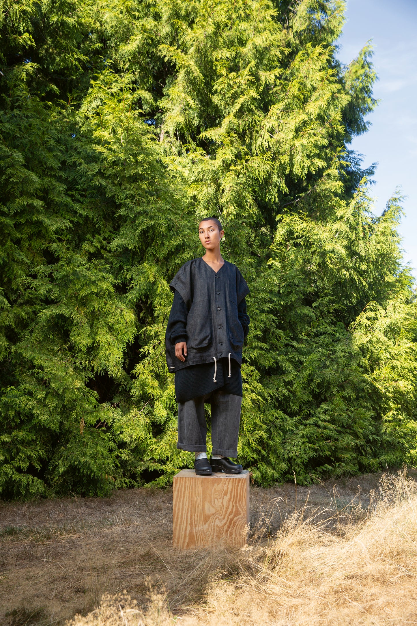 O PROJECT DRY DENIM SLEEVELESS JACKET