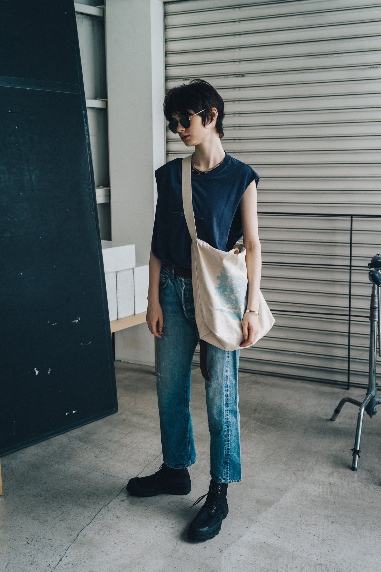 ESSAY SHOULDER TOTE BAG