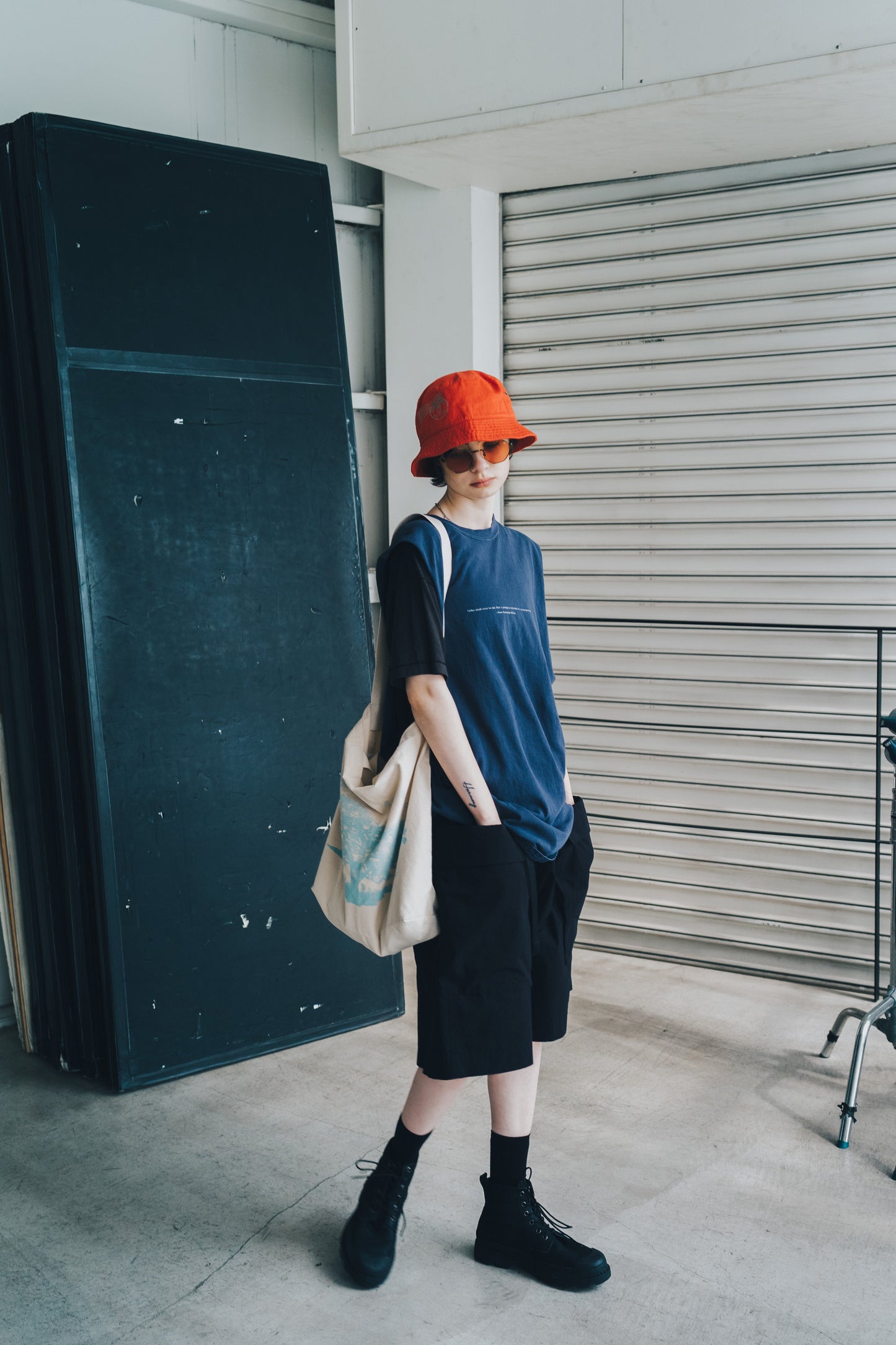 ESSAY SHOULDER TOTE BAG